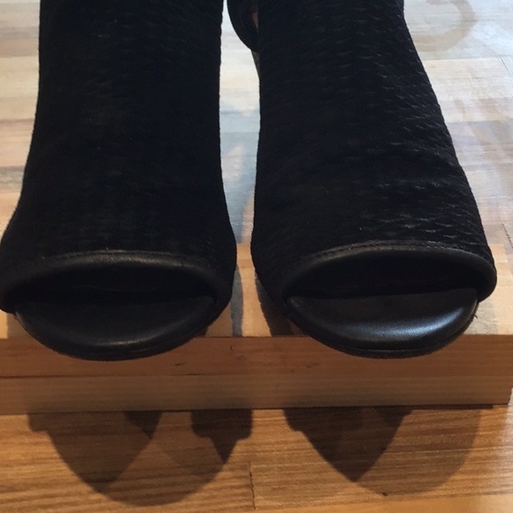 Donald J Pliner Jace Black Suede Open Toe Wedge Heels. - Picture 4 of 8